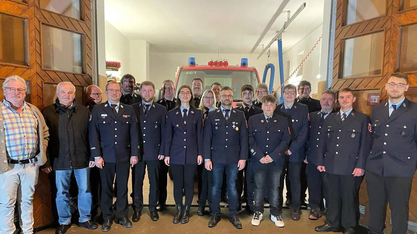 Neue Vorstandschaft mit Kreisführungskräften und Bürgermeister (Bild: Günter Kopp)