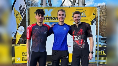 Burglengenfelds Multisportler überzeugten bei den Deutschen Meisterschaften. V.l. Bronzemedaillengewinner Ludwig Sigl und die Newcomer Jonas Kellner und Sebastian Gleissl (Bild: Franz Pretzl)