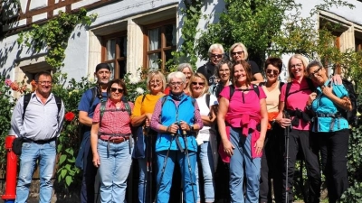 Die Wandergruppe neben dem Denkmal von Tieck und Wackenroder, beide Dichter der dt. Romantik und „Entdecker” der Fränkischen Schweiz (Bild: Siegfried Filipp)