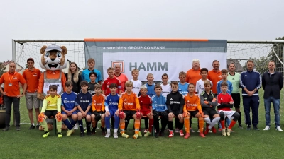 Foto der teilnehmenden Mannschaften und Vertretern der Firma HAMM (Bild: Astrid Beer/Thorsten Ziegler)