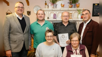 Stehend von links: 2. Bürgermeister German Hartmann, Vorsitzender Günter Gradl, Alfons Haberkorn, vom Hauptverein Norbert Griesbacher. Sitzend von links: Karin Werner und Barbara Bauer. (Bild: Bianca Gradl)