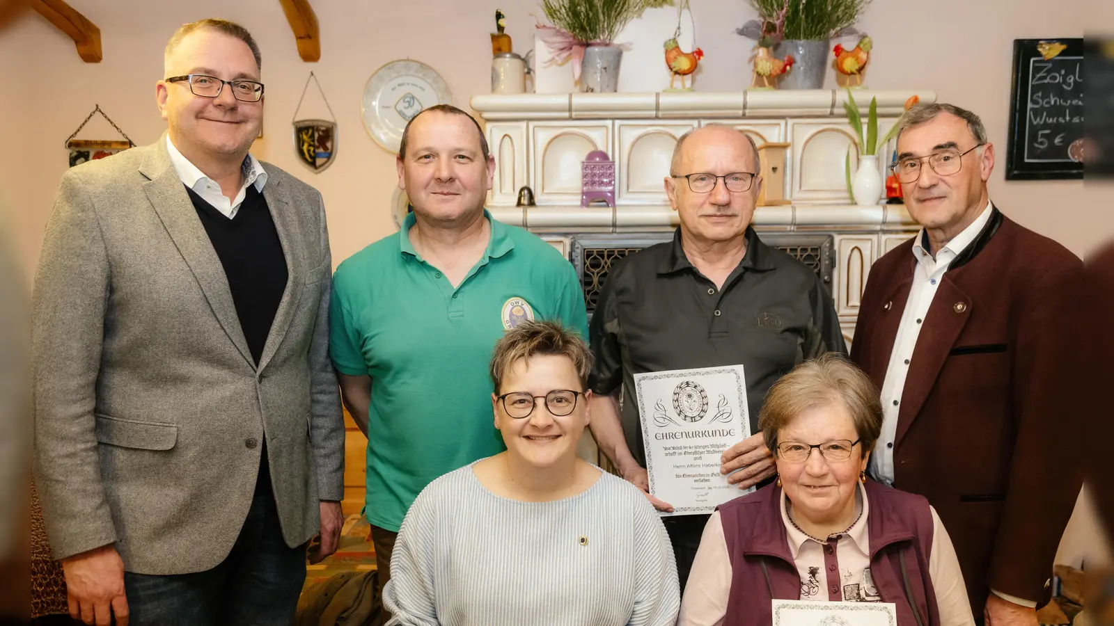 Stehend von links: 2. Bürgermeister German Hartmann, Vorsitzender Günter Gradl, Alfons Haberkorn, vom Hauptverein Norbert Griesbacher. Sitzend von links: Karin Werner und Barbara Bauer. (Bild: Bianca Gradl)
