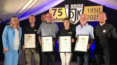 Erster Vorsitzender Tobias Oheim (rechts), 2. Vorsitzende Judith Macke (links) und 3. Vorsitzender Philipp Lehner (hinten) gratulierten den neuen Ehrenmitgliedern Florian Siegert, Walter Dotzler, Edeltraud Zilbauer und Herbert Koppmann (von links). (Bild: Marianne Moosburger)