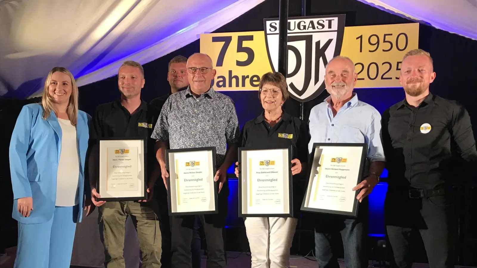 Erster Vorsitzender Tobias Oheim (rechts), 2. Vorsitzende Judith Macke (links) und 3. Vorsitzender Philipp Lehner (hinten) gratulierten den neuen Ehrenmitgliedern Florian Siegert, Walter Dotzler, Edeltraud Zilbauer und Herbert Koppmann (von links). (Bild: Marianne Moosburger)