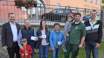 Die strahlenden Sieger beim Gewinnspiel am verkaufsoffenen Sonntag mit Herbstfest. Bild von links: Stefan Solfrank, Tobias Mandry, Maria Blommer, Doris Rübl, Ludwig Koch und Optik Köllner. (Bild: Fred Lehner)