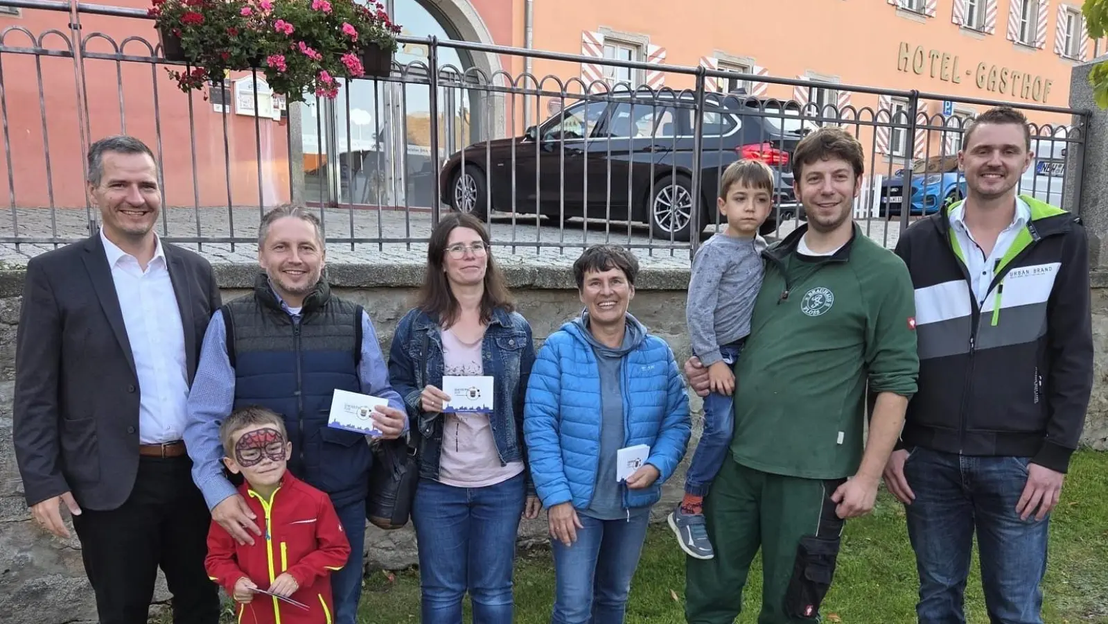 Die strahlenden Sieger beim Gewinnspiel am verkaufsoffenen Sonntag mit Herbstfest. Bild von links: Stefan Solfrank, Tobias Mandry, Maria Blommer, Doris Rübl, Ludwig Koch und Optik Köllner. (Bild: Fred Lehner)
