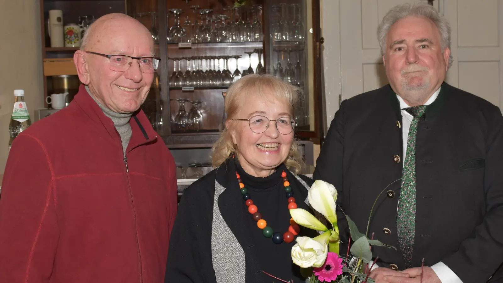 Marianne Stangl wurde einstimmig als Vorsitzende der Krippenfreunde Tirschenreuth wiedergewählt. Vorstandsmitglied Hans Schiedeck (links) und 2. Bgm. Peter Gold gratulieren. (Bild: Thomas Sporrer )