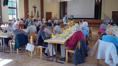 Seniorencafe, Bildervortrag zum Erntedankumzug 1981 in Mitterteich. (Bild: Claudia Sollfrank)