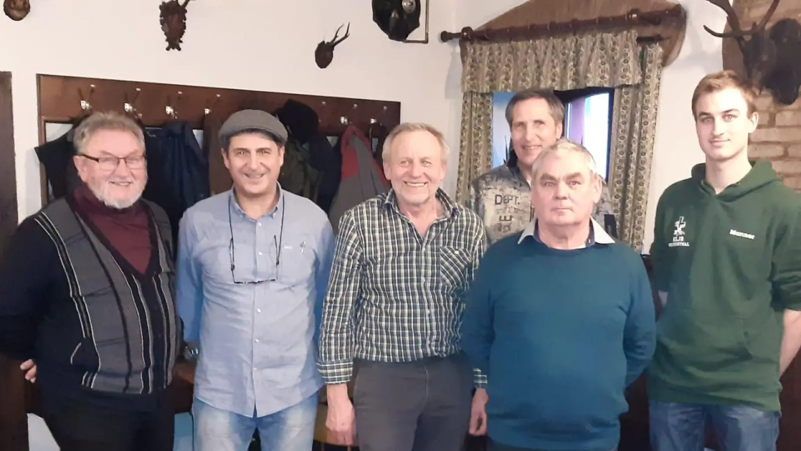 Fröhliche Gesichter Zeigen Die Mitglieder der Vorstandschaft welche in ihren Ämtern bestätigt wurden. Von links: 2.Vorstand Georg Schwarz, Schriftführer Günter Graf, Kassier Michael Treiber, 2. Beisitzer Franz Lorenz, 1. Vorstand Albert Zeitler, 1. Beisitzer Matthias Manner. (Bild: Johann  Kindl jun.)