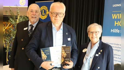 Distrikt-Governorin Ulrike Waldenfels und Past-Distrikt-Governor Martin Landmesser (links) überreichen den Future Award der Lions in Bayern-Ost an den Pastpräsidenten des Lions Clubs Weiden, Dr. Franz Wach. (Bild: Stefan Zaruba)
