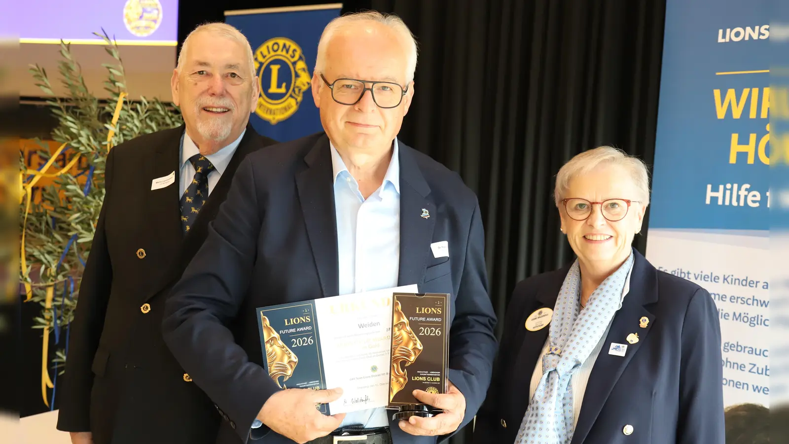 Distrikt-Governorin Ulrike Waldenfels und Past-Distrikt-Governor Martin Landmesser (links) überreichen den Future Award der Lions in Bayern-Ost an den Pastpräsidenten des Lions Clubs Weiden, Dr. Franz Wach. (Bild: Stefan Zaruba)