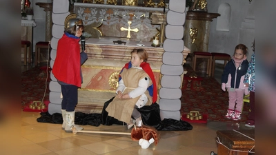 Mit dem Martinsspiel, das den Heiligen beim Teilen seines Mantels mit einem Bettler zeigt, erinnerten die Kleinen an die Martinslegende. (Bild: Josef Söllner)