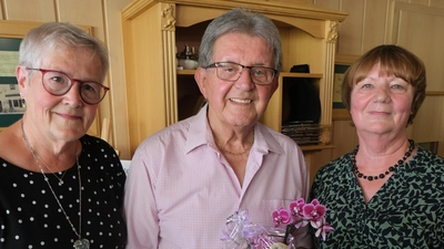 Beate Götz (links) und Marianne Wallinger (rechts) überbrachten mit einem Präsent die Glückwünsche des AWO-Ortsverbandes und des Seniorenkreises gegenüber Karl Tabert (Bildmitte). (Bild: Fred Lehner)