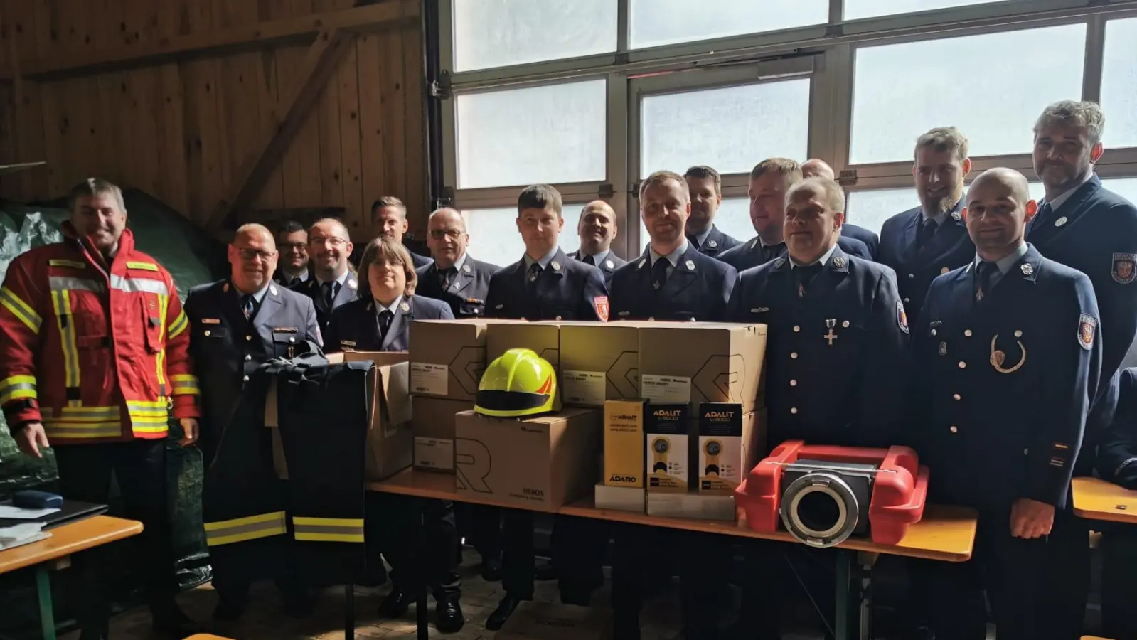 Bürgermeister Ewald Plössner und die Vorstände und Kommandanten der Gemeindefeuerwehren präsentieren anlässlich des Florianstages einen Teil der in Sammelbestellung gelieferten Ausrüstungsteile.  (Bild: Herbert Ziegler)