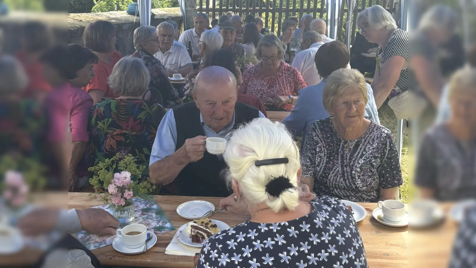 Zwischen den beiden Ulrichskirchen in Wilchenreuth wird gefeiert (Bild: Linda Schmauß)