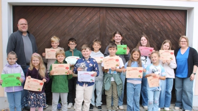 13 Mädchen und Buben entwickelten olympischen Eifer beim „Plündern” der Schwarzenbacher Bücher-Schatzkammer in der Ferienzeit. Darüber freuten sich Bürgermeister Thorsten Hallmann und Büchereileiterin Sabine Rinderer. (Bild: Bernhard Piegsa)