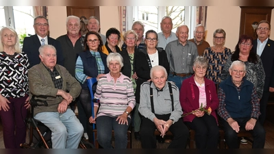 Die Geehrten beim VdK-Ortsverband Amberg Süd-West zusammen mit Schriftführerin Irene Kugler (links), Stellvertretender Kreisvorsitzender Karl Bauer (Zweiter von links), der stellvertretenden Ortsverbandsvorsitzenden Hannelore Meier (hinten, Dritte von rechts), der Ortsverbandsvorsitzenden Birgit Miheilowitsch (Zweite von rechts) und Bürgermeister Martin Preuß (rechts). Für 75 Jahre VdK-Mitgliedschaft wurde Wilhelmine Netta (sitzend, Zweite von rechts.) besonders geehrt. (Bild: gf)