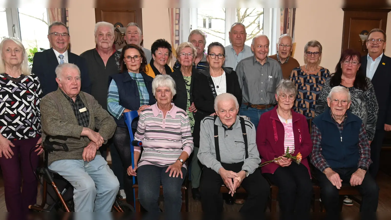 Die Geehrten beim VdK-Ortsverband Amberg Süd-West zusammen mit Schriftführerin Irene Kugler (links), Stellvertretender Kreisvorsitzender Karl Bauer (Zweiter von links), der stellvertretenden Ortsverbandsvorsitzenden Hannelore Meier (hinten, Dritte von rechts), der Ortsverbandsvorsitzenden Birgit Miheilowitsch (Zweite von rechts) und Bürgermeister Martin Preuß (rechts). Für 75 Jahre VdK-Mitgliedschaft wurde Wilhelmine Netta (sitzend, Zweite von rechts.) besonders geehrt. (Bild: gf)