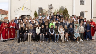 64 Firmlinge aus den Pfarreien Pfreimd und Trausnitz mit dem Firmspender Domkapitular Dr. Josef Ammer, den Priestern P. Georg Parampilthadathil (Pfreimd) und Hans Spitzhirn (Trausnitz) sowie dem liturgischen Dienst. (Bild: Sandra Dobmeier - FotoGen)