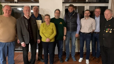 Der neue FSG-Chef Peter Hüttner präsentiert sich stolz mit (alle von links) OSB-Präsident Franz Brunner, den Ehrenmitgliedern Josef Gruber und Margit Meyer, Sportleiter Michael Dötsch, Schützenmeister Werner Pettinger, Schützenkönig Andreas Hiltl, OB Michael Cerny und Ehrenpräsident Hanns Peter Oechsner. (Bild: Thomas Amann)