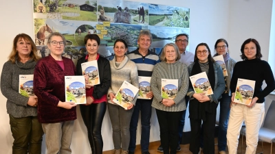 Die Vertreter der Volkshochschulen im Städtedreieck und Nabburg sowie der Volksbildungswerke Nittenau und Oberviechtach-Schönsee mit der Bürgermeisterin von Bruck, Heike Faltermeier (rechts). (Bild: Claudia Glomann)