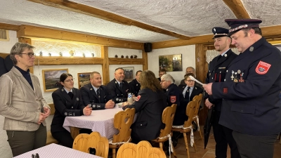 Marion Höcht (links) nahm die Schirmherrschaft an. Vorsitzender Matthias Reul (rechts) trug die Bitte der Wehr im Dialokt vor. (Bild: Andreas Heinz)