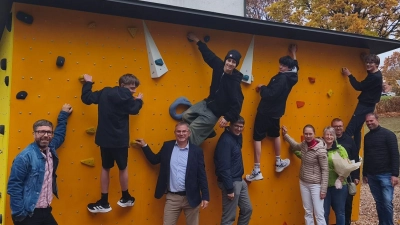 Ehrengäste und Schulleitung freuen sich über den neuen Boulderblock, der das Bewegungsangebot an der Pfalzgraf-Friedrich-Mittelschule bereichert. (Bild: Julia Kumanska)