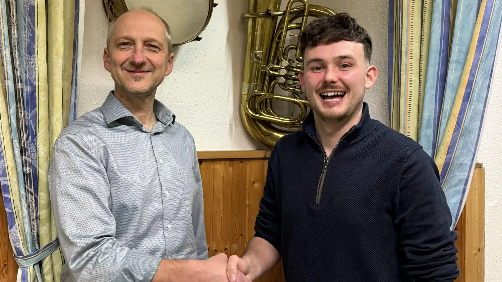 Martin Wolf (links) ist froh, dass sein „Traumnachfolger” Marius Koslowski (rechts) die „Pressather Musikanten” künftig musikalisch leiten wird. (Bild: Andreas Kiener)