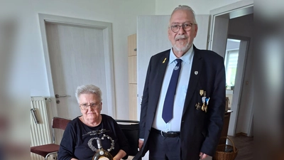 Sitzend Monika Kirschbaum Stehend Gerhard Franke. (Bild: Gerhard Franke)
