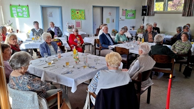 Blick in die Feier zum 55-jährigen Bestehen des AWO-Seniorenclubs „Gretl Fastner“ mit den Ehrengästen. (Bild: Franz Witt)