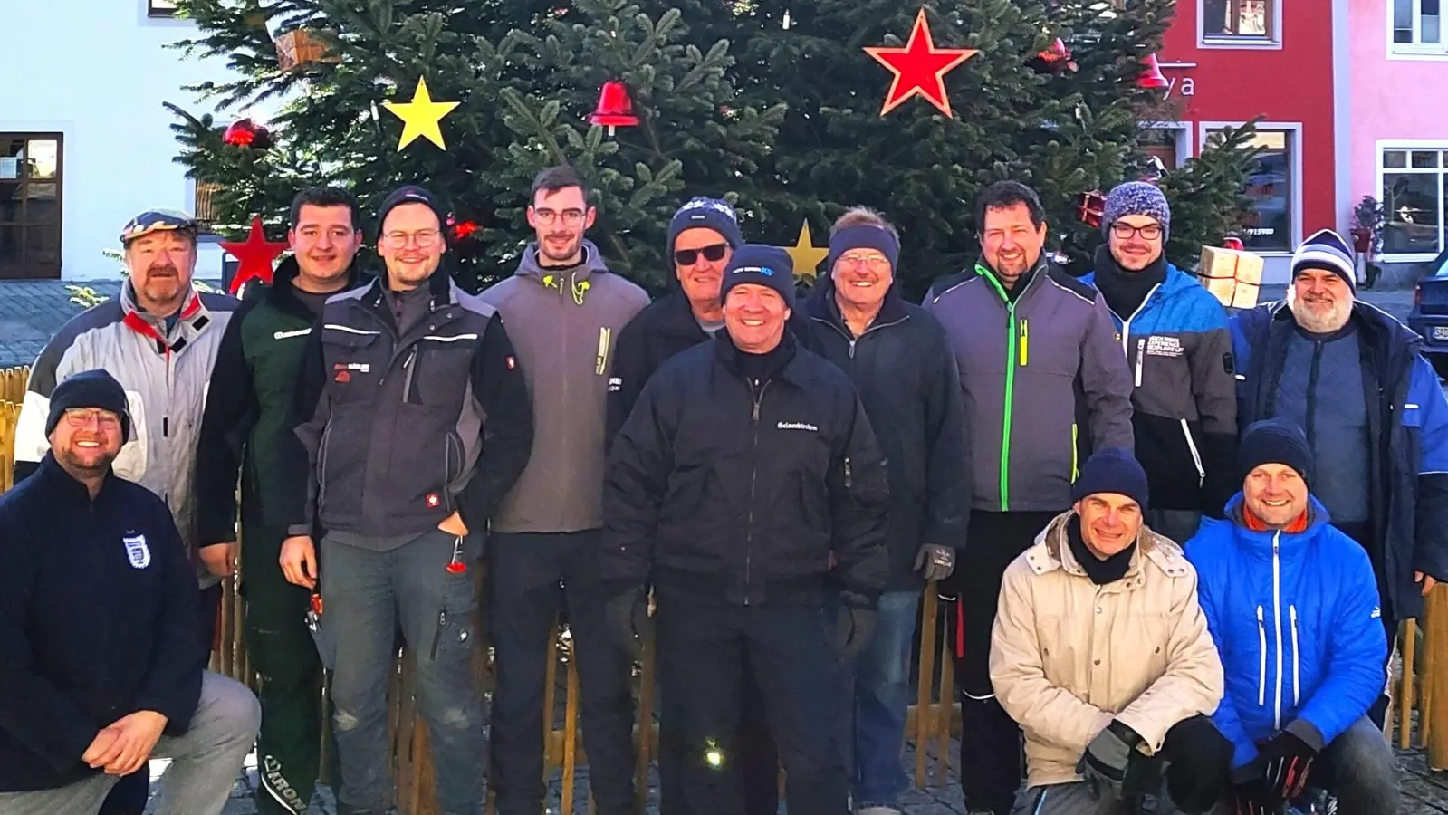 Helfer vor dem Weihnachtsbaum auf dem Marktplatz (Bild: Wolfgang Schreyer)
