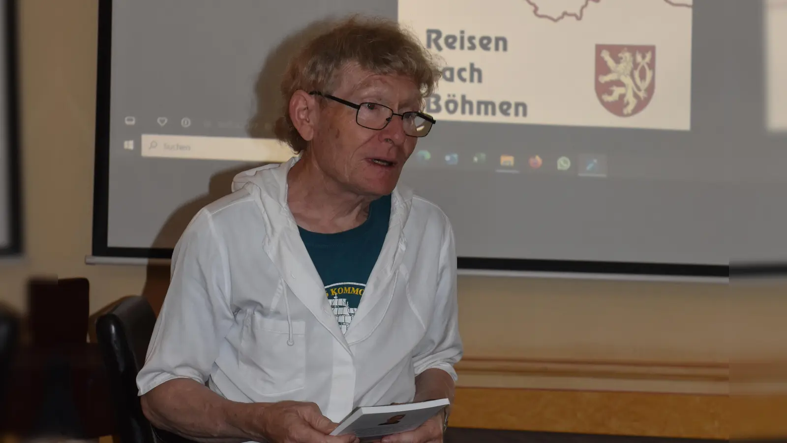 Autor Manfred Berndt stellt sein Buch im Historischen Arbeitskreis in Tirschenreuth vor. Das fast 30 Jahre alte Werk hat er aktuell neu aufgelegt, es beschreibt die Zeit der Wende bis ins Jahr 2000.  (Bild: Thomas Sporrer)