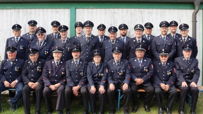 Aktive und passive Mitglieder der Freiwilligen Feuerwehr Siebeneichen kommen beim Kommersabend zusammen, um das 125-jährige Bestehen zu feiern und Erinnerungen zu teilen. (Bild: Martin Franitza)