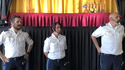 Die Polizeibeamten Thomas Nörl, Marina Sauer und Maximilian Windisch vor ihrer außergewöhnlichen Puppenbühne (Bild: Elisabeth Eiszrich)