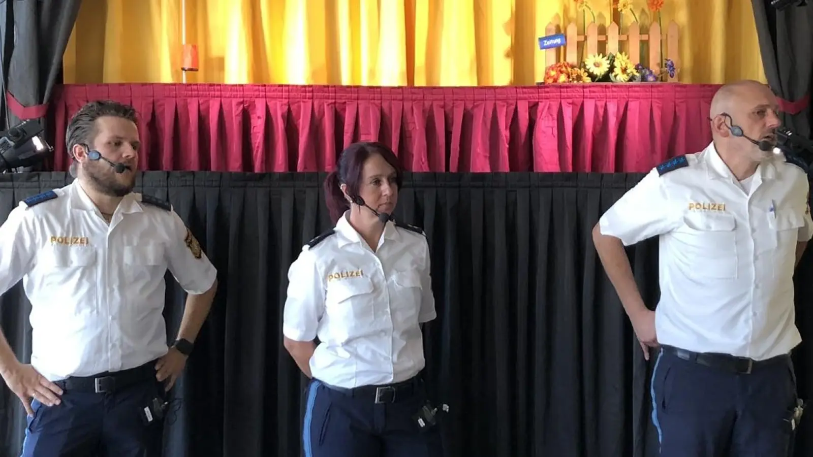 Die Polizeibeamten Thomas Nörl, Marina Sauer und Maximilian Windisch vor ihrer außergewöhnlichen Puppenbühne (Bild: Elisabeth Eiszrich)