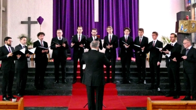 Das Vokalensemble Hubert Velten gestaltete mit 14 Sängern das Passionssingen in der Pfarrkirche Maria Königin. (Bild: Barbara Steinhauser)