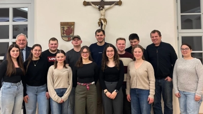 Die neu gewählte Vorstandschaft der KLJB Leonberg zusammen mit gemeindlichen Jugendbeauftragten (rechts) und Bürgermeister Johann Burger (hinten links). (Bild: Janis Kraus)