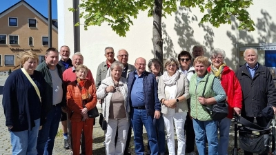 In Rieden hatte die KAB eine informative Wanderung auf den Schloßberg und eine erste Maiandacht in der Pfarrkirche (Bild: Hildegard Zimmer-Sperl)