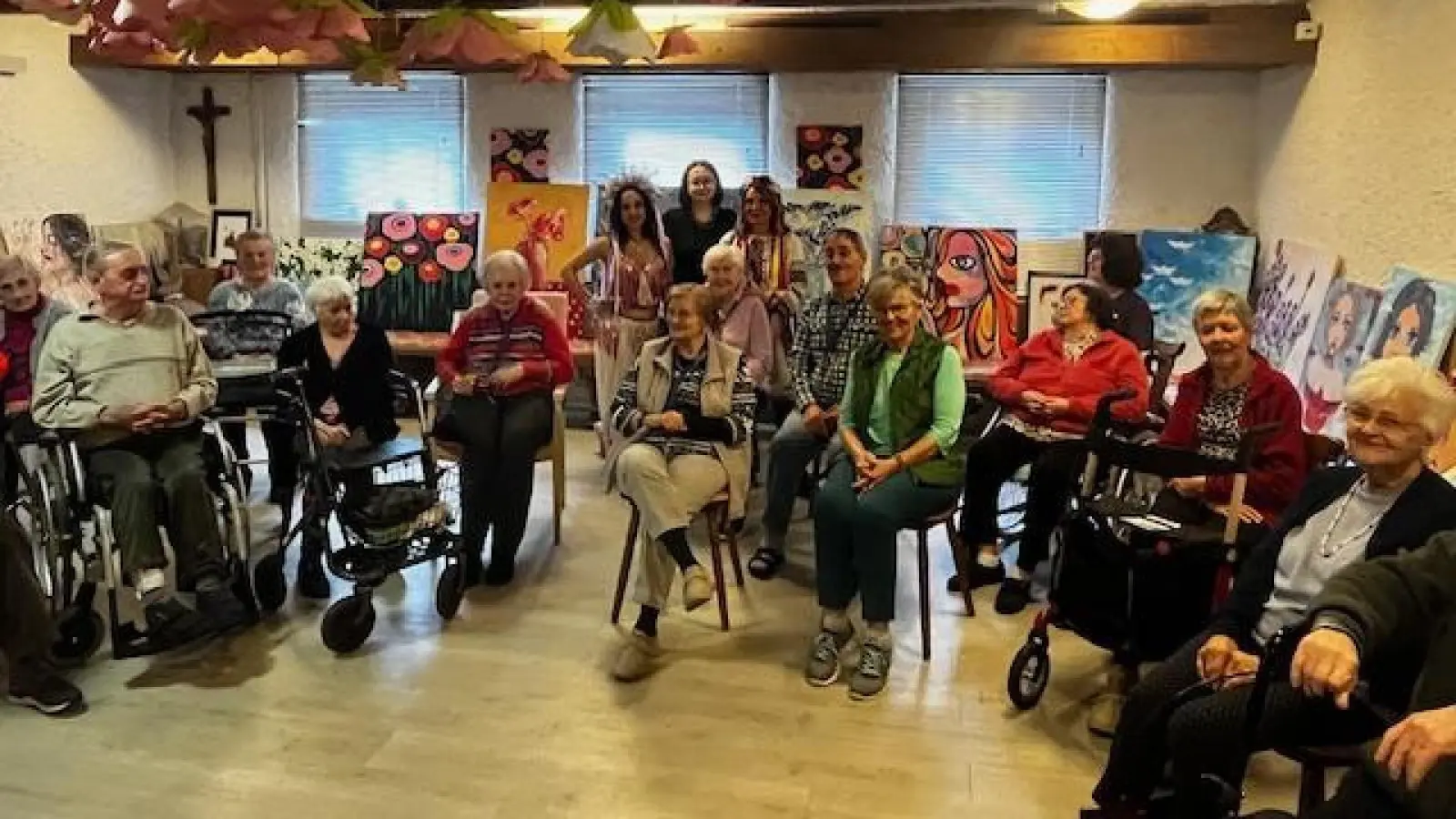 Erinnerungsfoto mit der Künstlerin Svitlana Chmelnizki (Stehend links) mit den Bewohnerinnen und Bewohner im Eleonore Sindersberger Seniorenheim. (Bild: Mila Stojan)