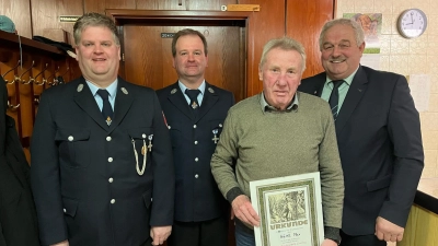 Von links: Kommandant Thomas Lindner, Vorsitzender Bernhard Lindner, Max Härtl, Bürgermeister Johann Burger. (Bild: Bernhard Lindner)