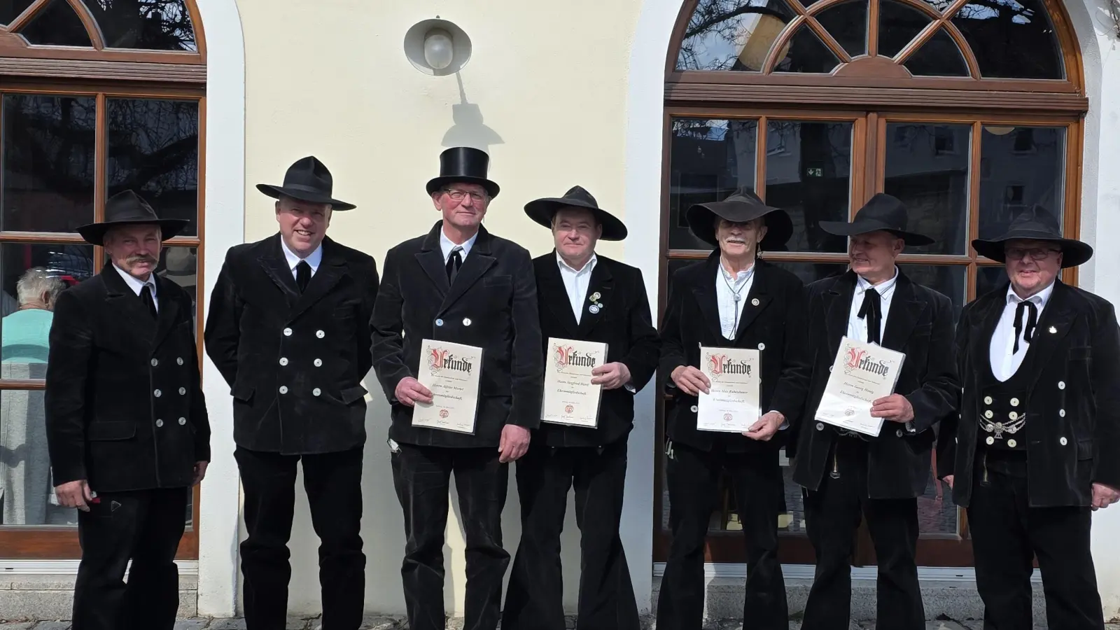 Von links nach rechts: Ludwig Simon (Schriftführer), Norbert Weiß (Kassier), Alfons Mertel, Siegfried Diertl, Max Rubenbauer, Georg Honig, Josef Donhauser (1. Vorstand) (Bild: Florian Donhauser)