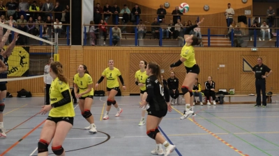 Mira Sperber (r.) verwandelt den letzten Angriff des Spiels aus dem Rückraum und sorgt damit für das finale 3:1 für den SV Hahnbach. (Bild: Andreas Emmel)