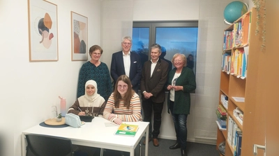 Sabine Baumeister-Kiener, Hans Bäumler, Armin Müller und Marianne Gutwein (von links) machten einen Rundgang durch die Räume des SkF und inspizierten vor allem die Nachhilfebetreuung, wo gerade Studentin Rebecca Häckl eine Schülerin unterstützte.  (Bild: M. Neugirg/exb )