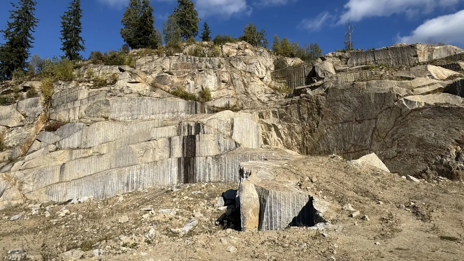Im Frühjahr 2024 endete der Granitabbau im früheren KZ-Steinbruch am Wurmstein. So sieht der stillgelegte Steinbruch heute aus. (Archivbild: mgo)