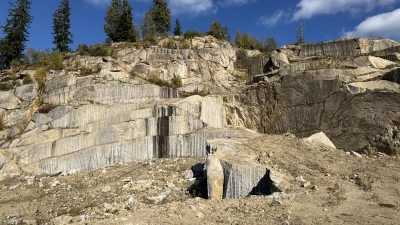 Im Frühjahr 2024 endete der Granitabbau im früheren KZ-Steinbruch am Wurmstein. So sieht der stillgelegte Steinbruch heute aus. (Archivbild: mgo)