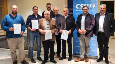 Geehrte Mitglieder (vorne von links: Wolfgang Schatz, Hubert Piehler, Michael Scheuerer, Reinhard Meßmann und Johann Scheuerer) mit Vorsitzenden Wolfgang Prebeck (hinten links) und Christoph Götz (2. v. r.) und BWK Geschäftsführer Reiner Härtl (rechts).<br><br> (Bild: Maximilian Prebeck)