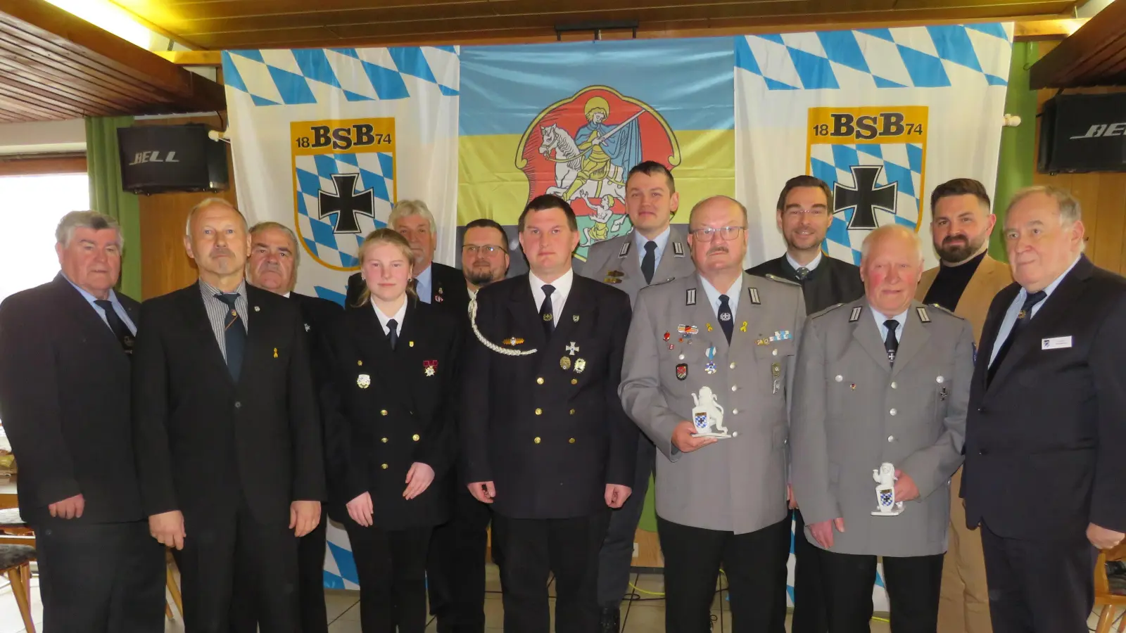 Die neu gewählte Kreisvorstandschaft mit den Geehrten und Gästen (Bild: Johann Adam)