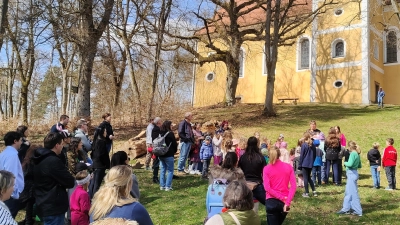 Die Jugendwartinnen des OWV Pfreimd geben eine kurze Einweisung vor dem Start der Osterrallye. (Bild: Sebastian Most)