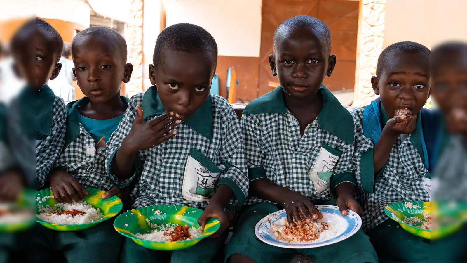 Schüler der vereinseigenen Schule in Brufut mit kostenlosem Mittagessen (Bild: Christine Weigl)