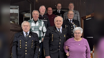 Jubilare des Bergknappenvereins Auerbach mit Vorstandschaft und Ehrengästen (Bild: Barbara Magerl)